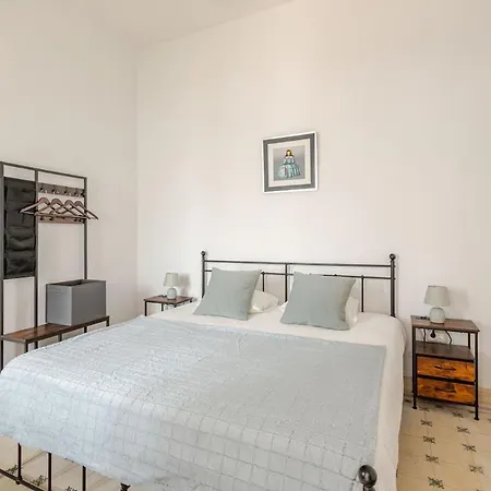 Vakantiehuis Colonial-style House In *