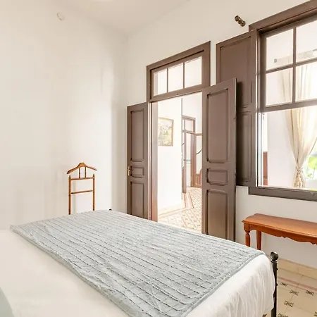 Colonial-style House In 펜션 *